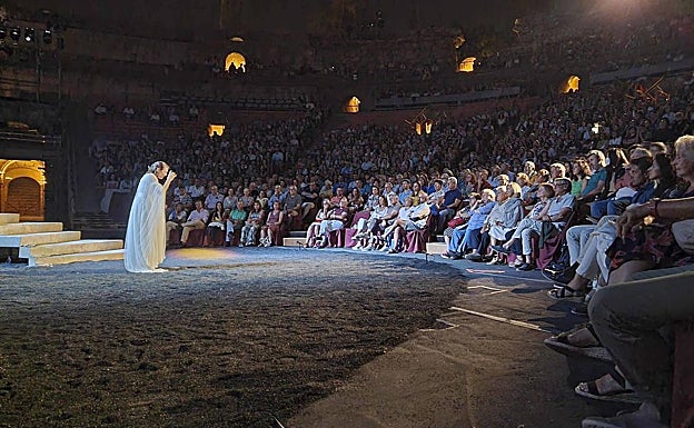 La intérprete protagonista, en la orchestra, en uno de sus monólogos. 