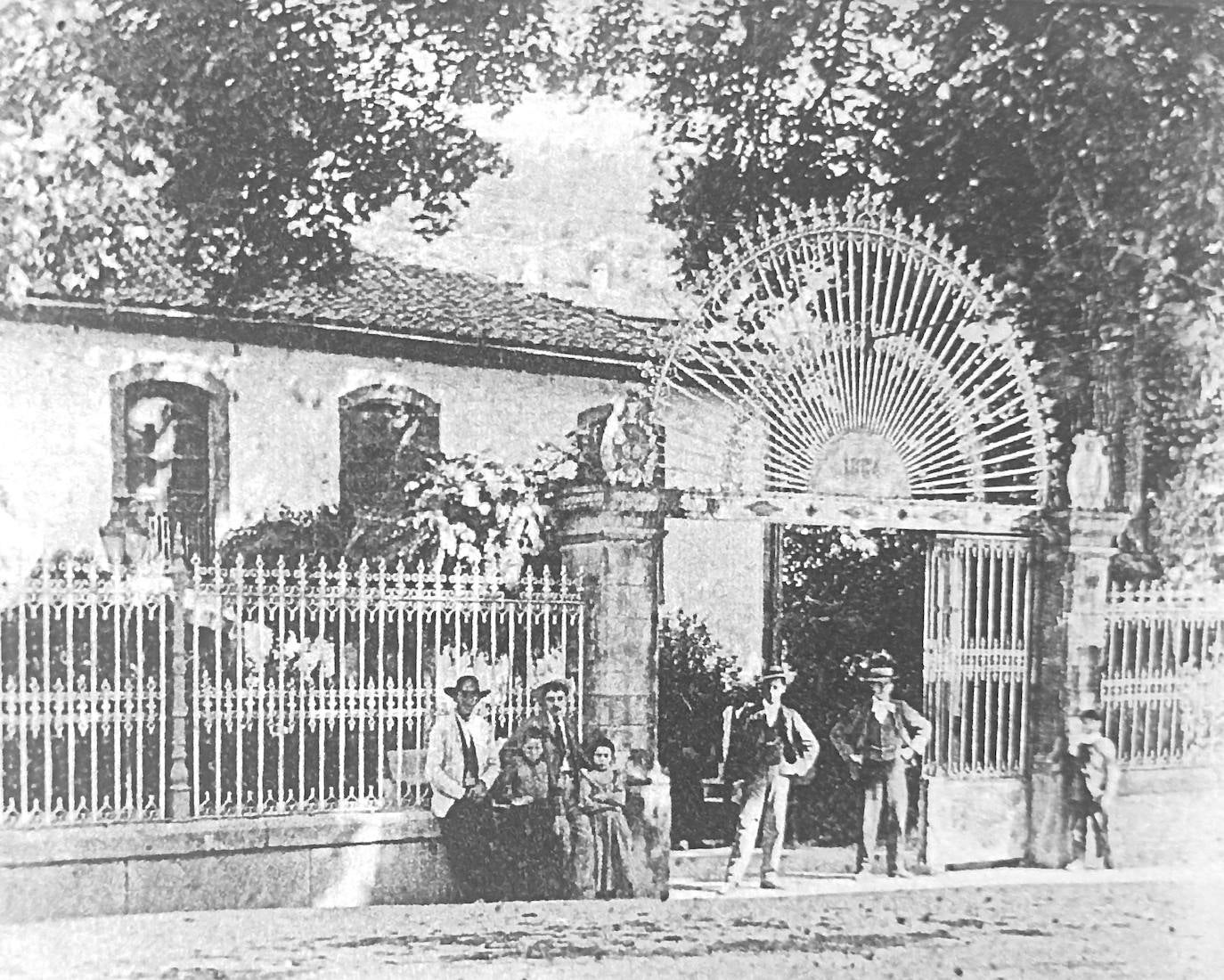 Fachada del Balneario de Baños de Montemayor en 1904.
