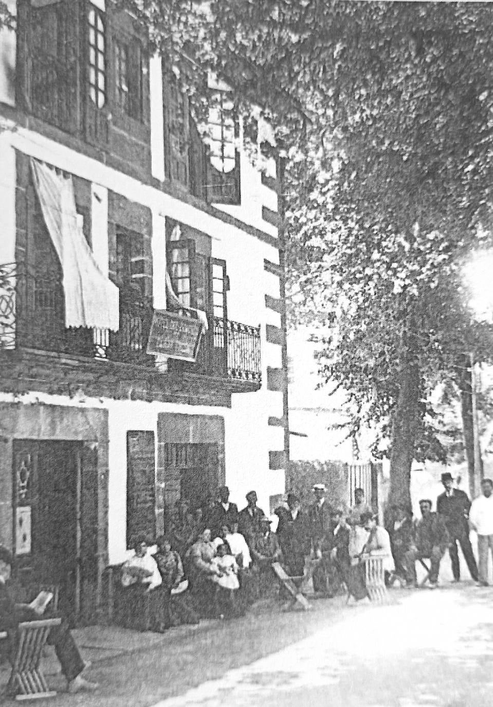 Imagen antigua del 'Parador' de Baños de Montemayor que luego fue Hotel Comercio.