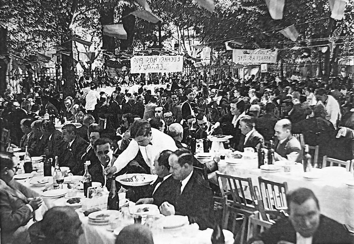 En el banquete de 1935 hubo dos mil comensales, que comieron en el parque frente al Balneario: tortilla, merluza a la vinagreta, filetes de ternera empanados, pasteles, café, copa y vino.