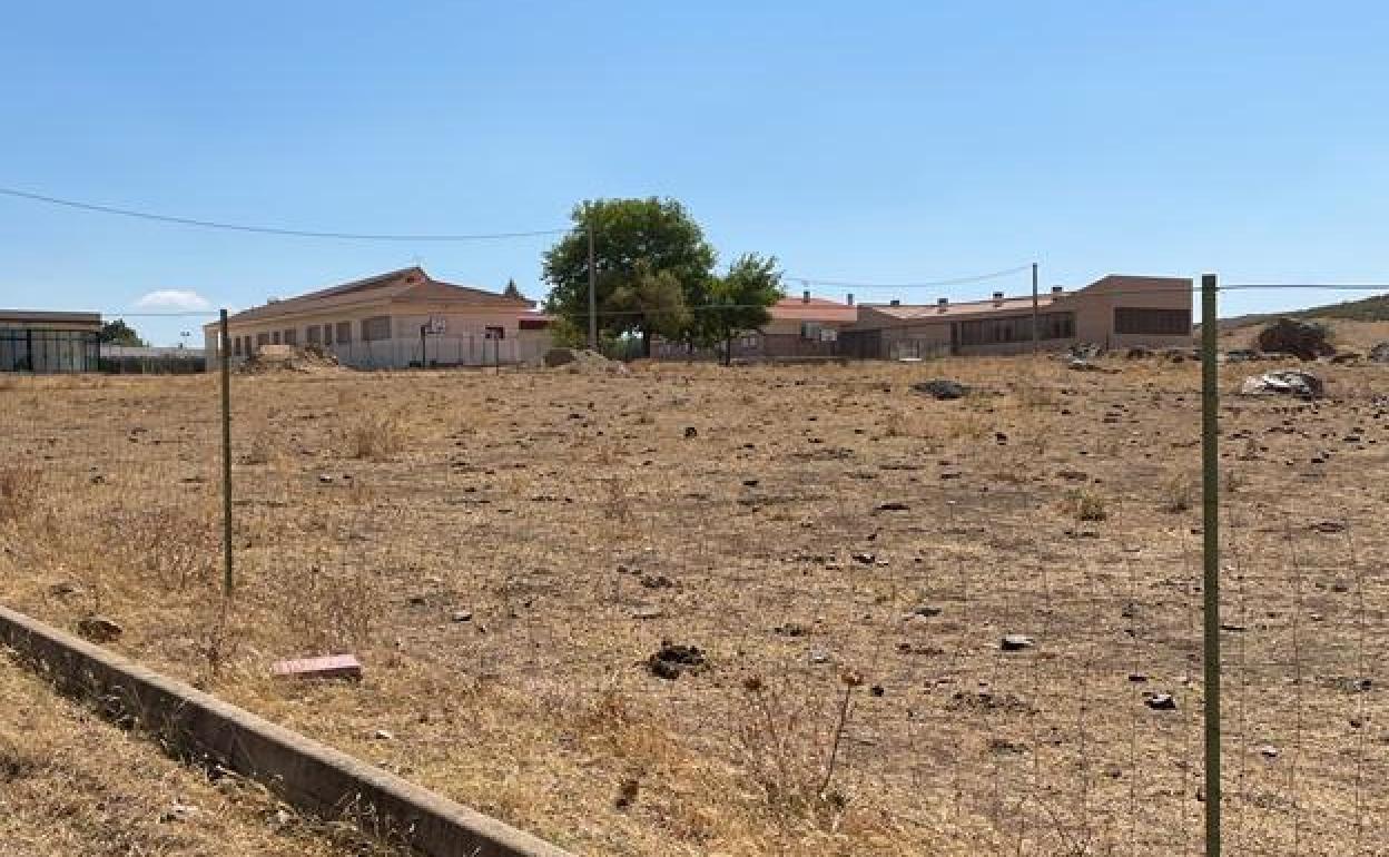 Al fondo se ve la residencia ya construida y lista para usarse. En primer plano la zona ZEPA que impide su apertura.