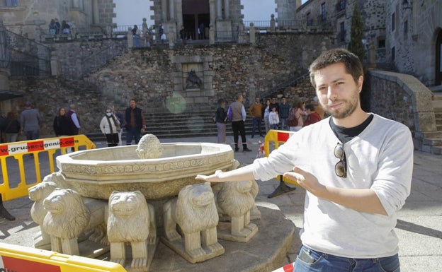 Javier Marcos, administrador de Los siete reinos, el pasado otoño junto a la fuente de los leones instalada en la plaza de San Jorge. 