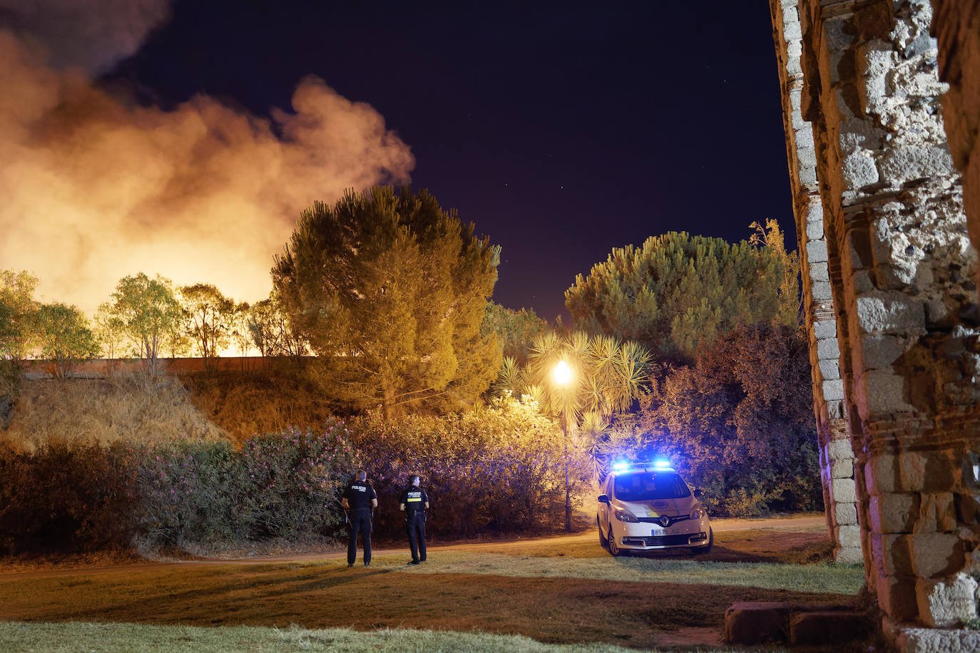 Fotos: Imágenes del espectacular incendio frente al acueducto de Los Milagros de Mérida