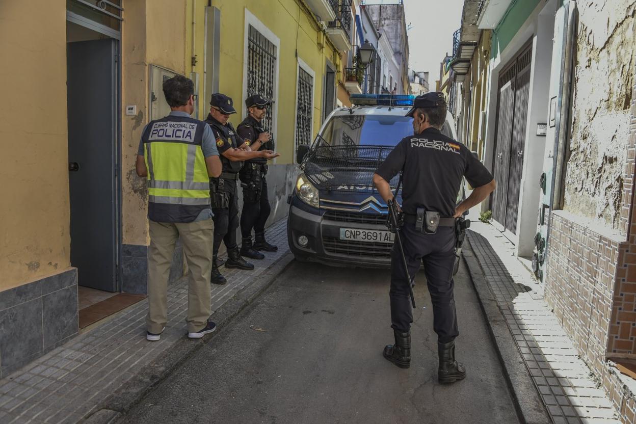 Agentes de la Policía Nacional vigilan la vivienda de la calle Bravo Murilo registrada el jueves. 