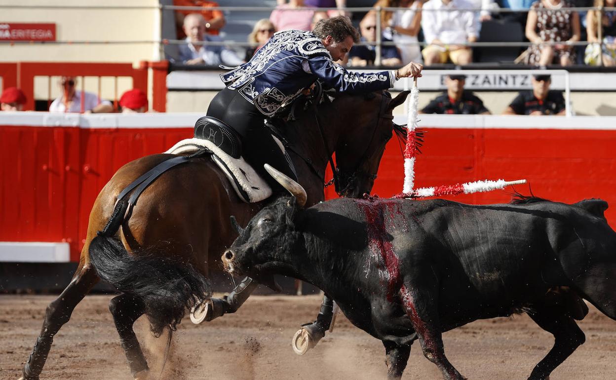 El rejoneador Pablo Hermoso de Mendoza en la lidia al primero de la tarde, durante la primera de las Corridas Generales de Bilbao celebrada este sábado en la plaza de toros de la capital vizcaína. 