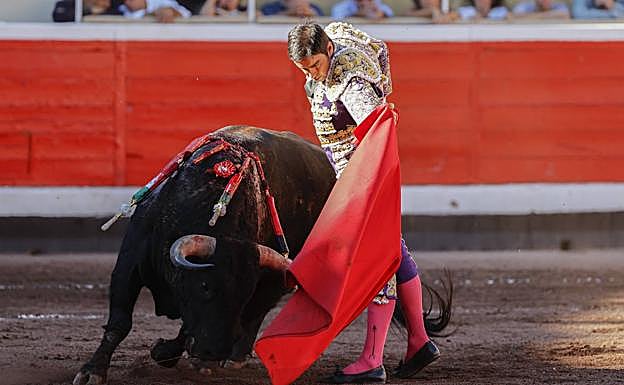 El torero Miguel Ángel Perera, durante la corrida de la Feria de Bilbao celebrada este martes en la plaza toros de Vistalegre.