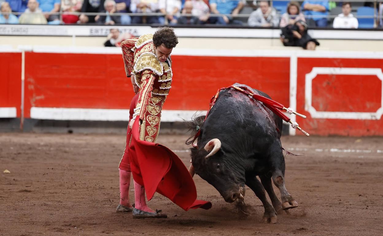 El diestro Víctor Hernández, con su segundo toro este lunes durante la corrida de la Feria de Bilbao en la Plaza de Vistalegre.