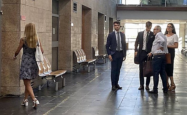 A la izquierda, la abogada de los detenidos a su entrada a la sala de declaraciones. A la derecha, abogados y procuradores de la compañía aseguradora. 