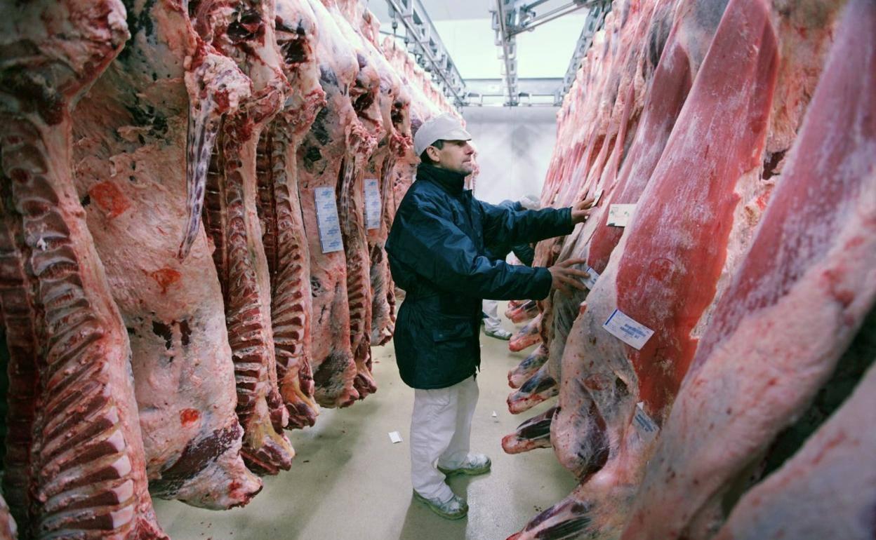 Un trabajador de una empresa cárnica.