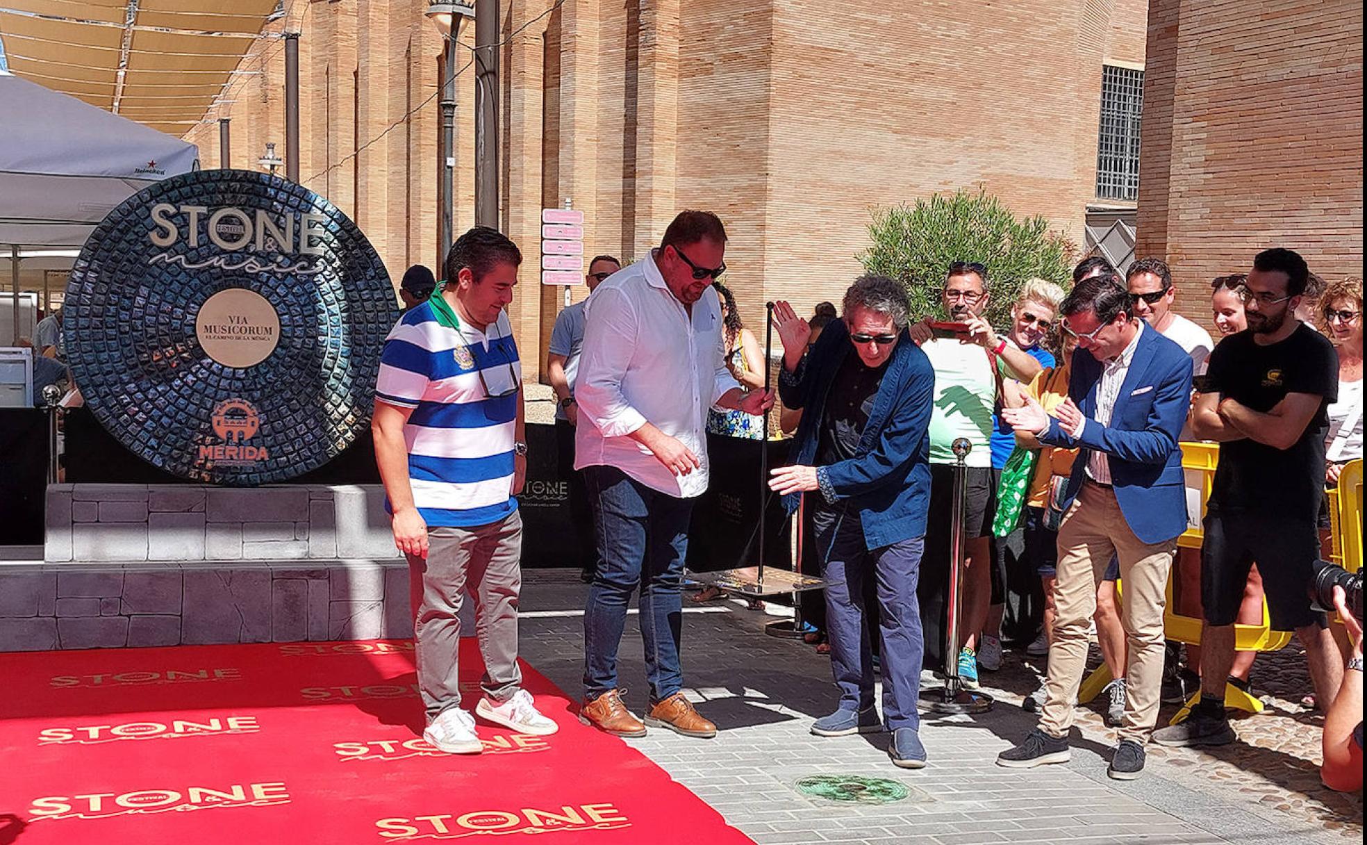 El artista en la Vía de la Música de Mérida.
