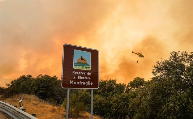 Un helicóptero, durante el incendio declarado en julio en Casas de Miravete. 