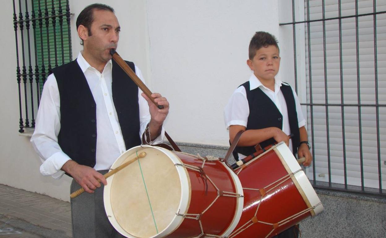 Tamborileros por las calles de Fregenal 