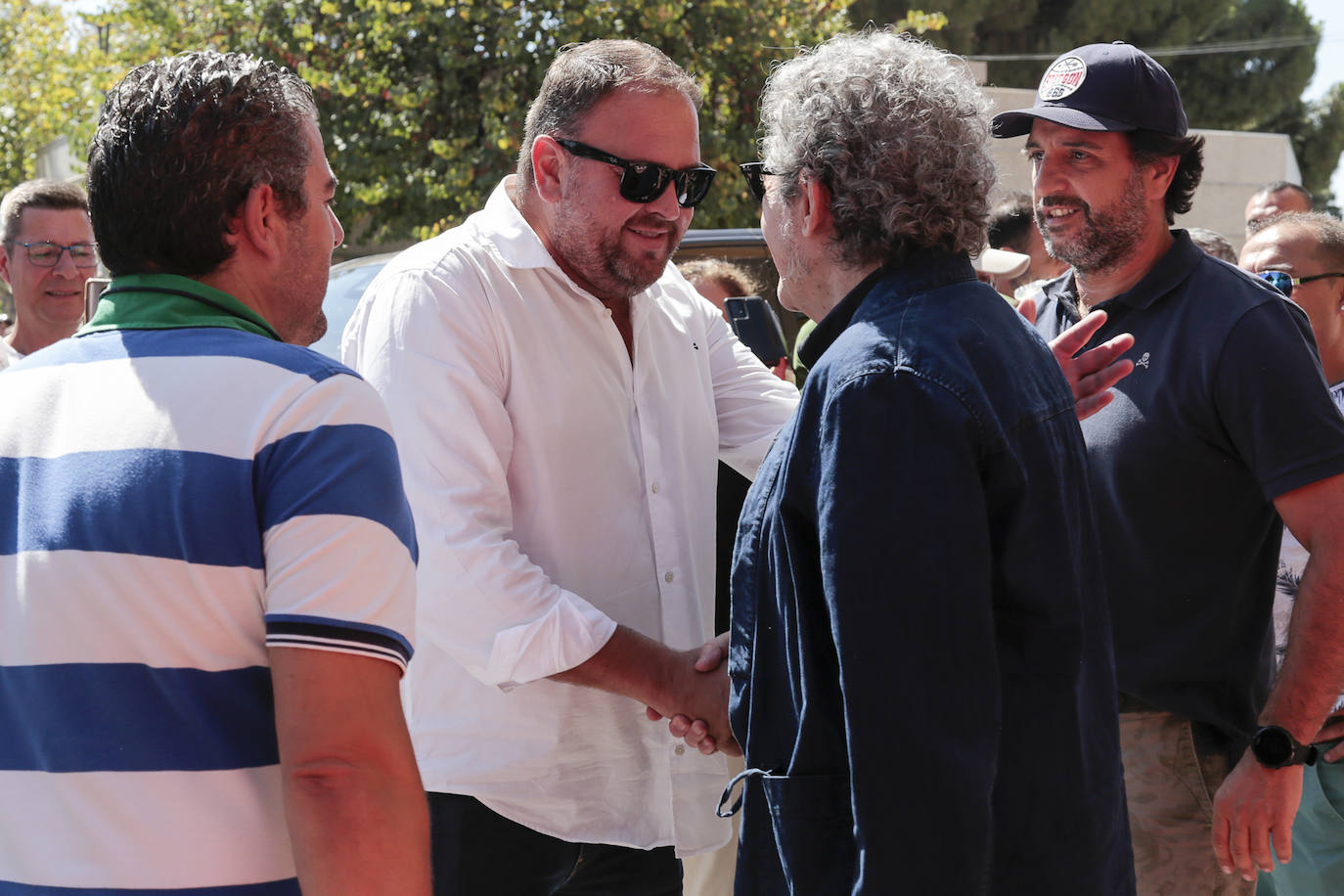 El alcalde de Mérida saluda a Miguel Ríos.