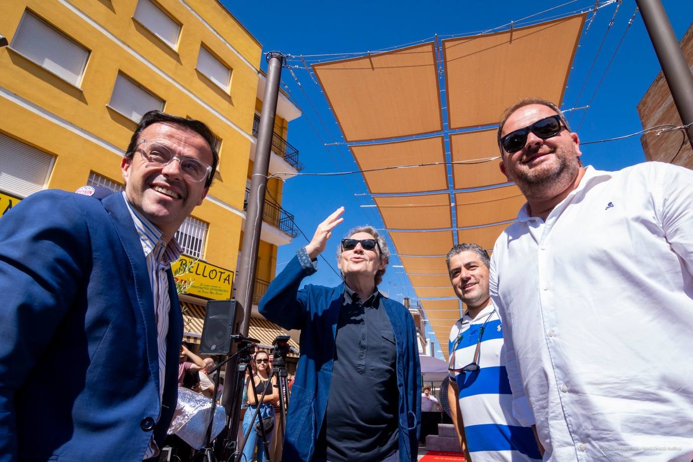 Fotos: El artista Miguel Ríos ya tiene su placa en la Vía de la Música de Mérida