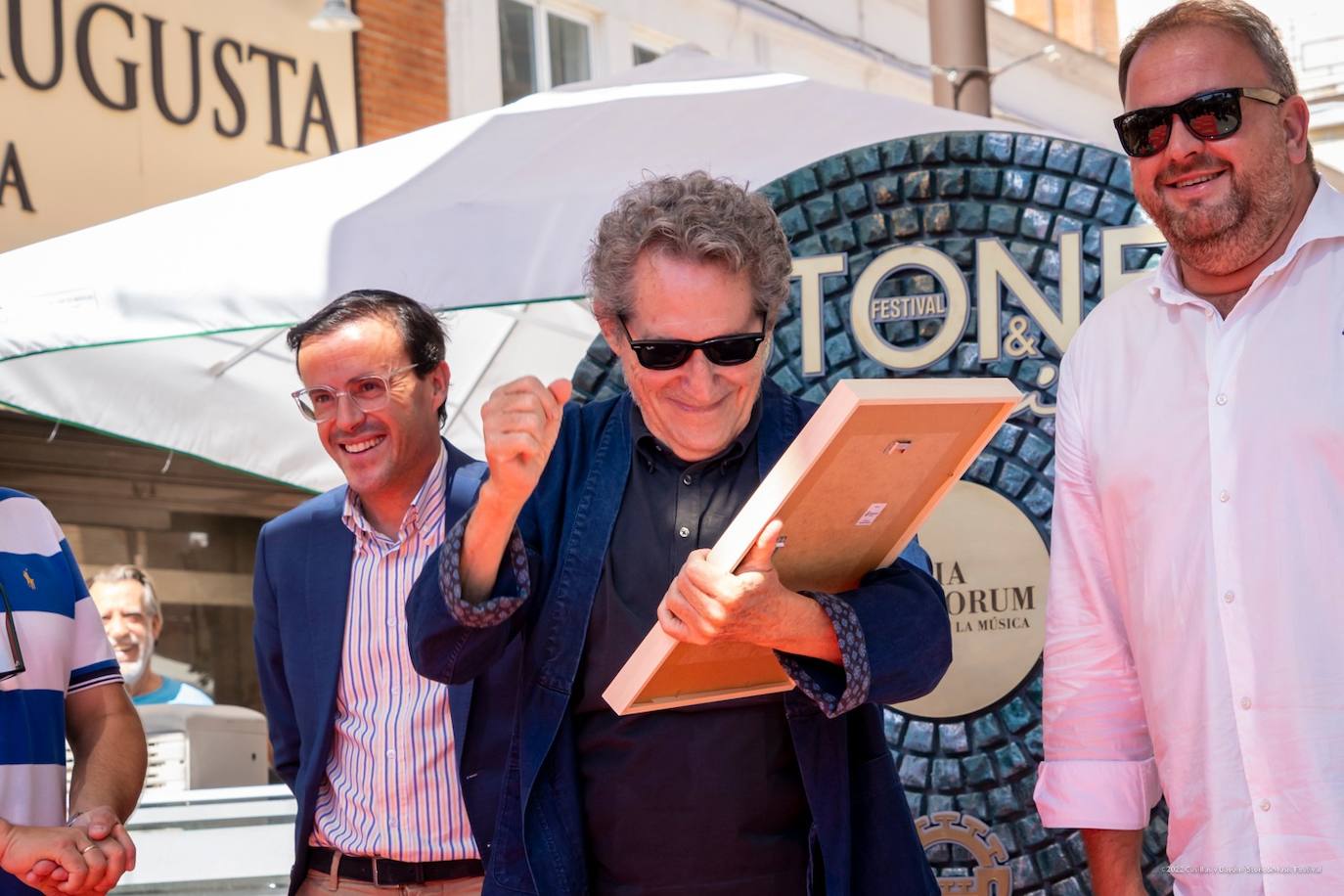 Fotos: El artista Miguel Ríos ya tiene su placa en la Vía de la Música de Mérida