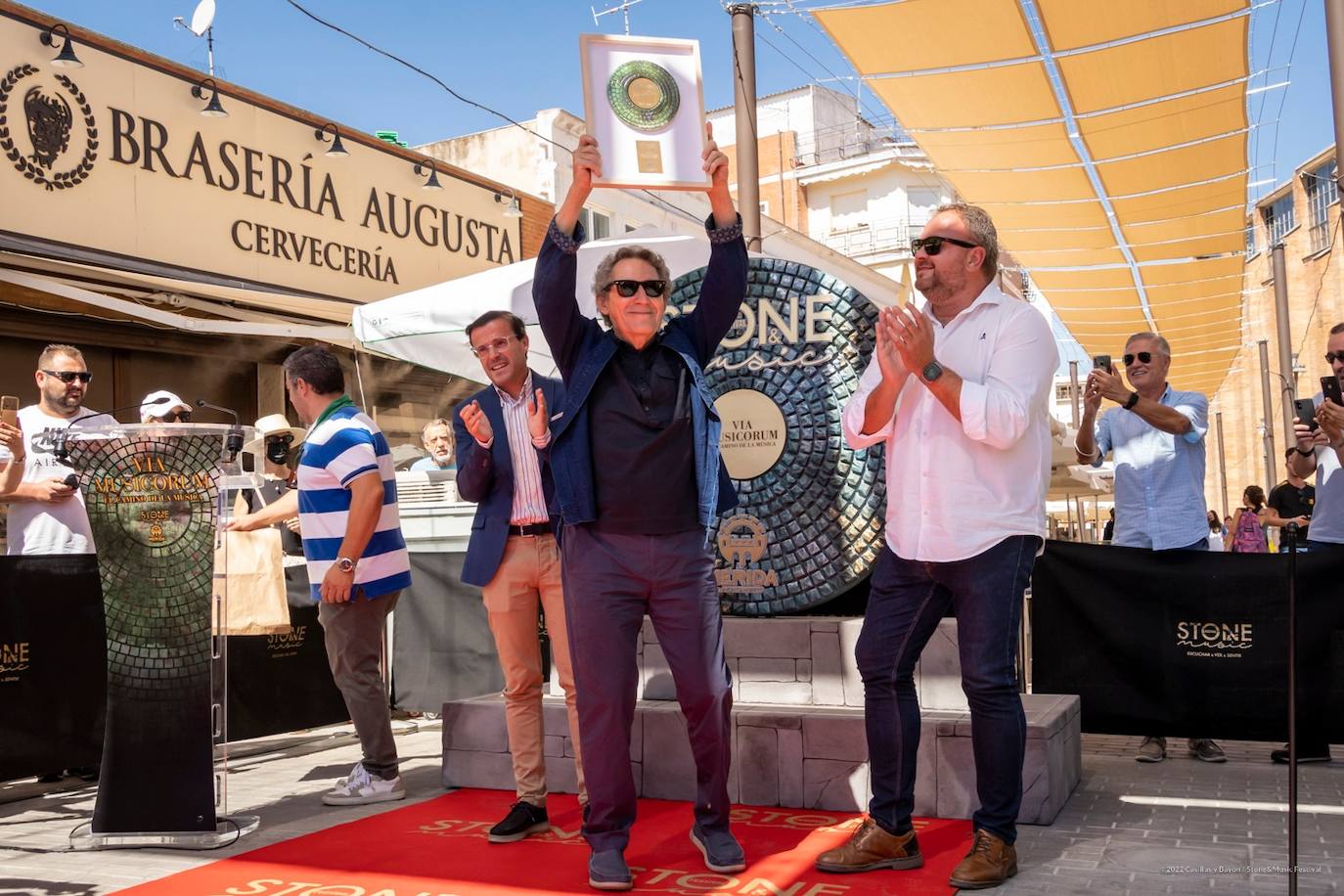 Fotos: El artista Miguel Ríos ya tiene su placa en la Vía de la Música de Mérida