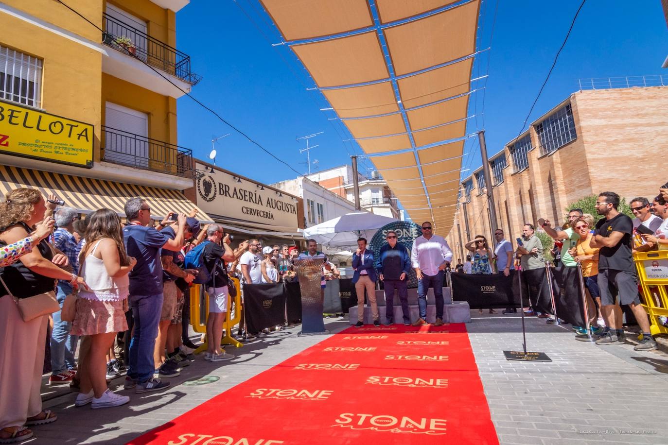 Fotos: El artista Miguel Ríos ya tiene su placa en la Vía de la Música de Mérida