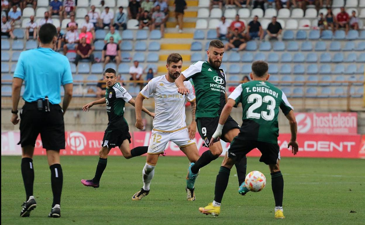 Francis Ferrón, autor del gol del Badajoz, ayer en el Reino de León.