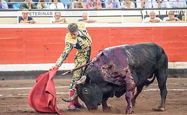 El diestro Manuel Escribano con el segundo de los de su lote, durante el festejo taurino de la Feria de Bilbao celebrado este domingo en la plaza toros de Vistalegre. 