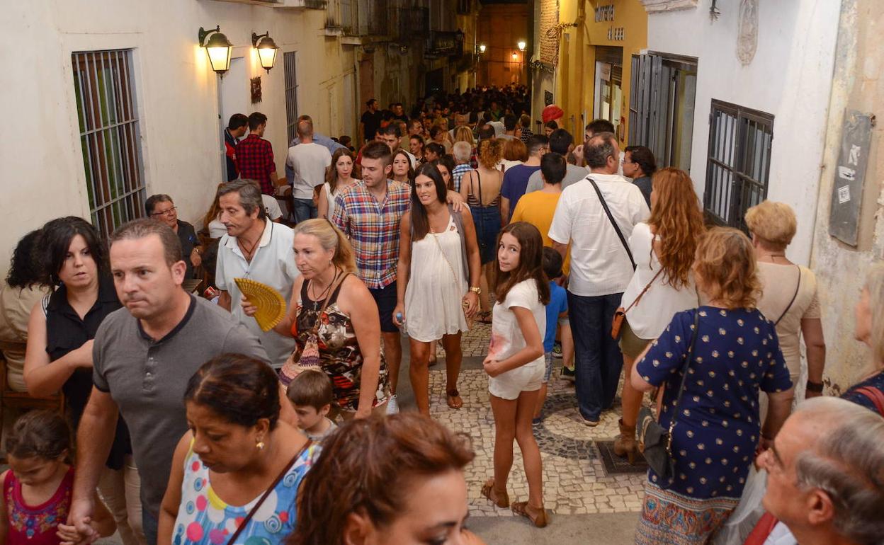 Afluencia de público en la edición de 2016 en la Noche en Blanco, este sábado se esperan 100.000 personas en el Casco Antiguo. 