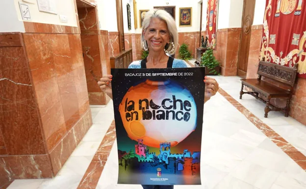 La concejala de Cultura, Paloma Morcillo, enseña el cartel de la Noche en Blanco 2022. 