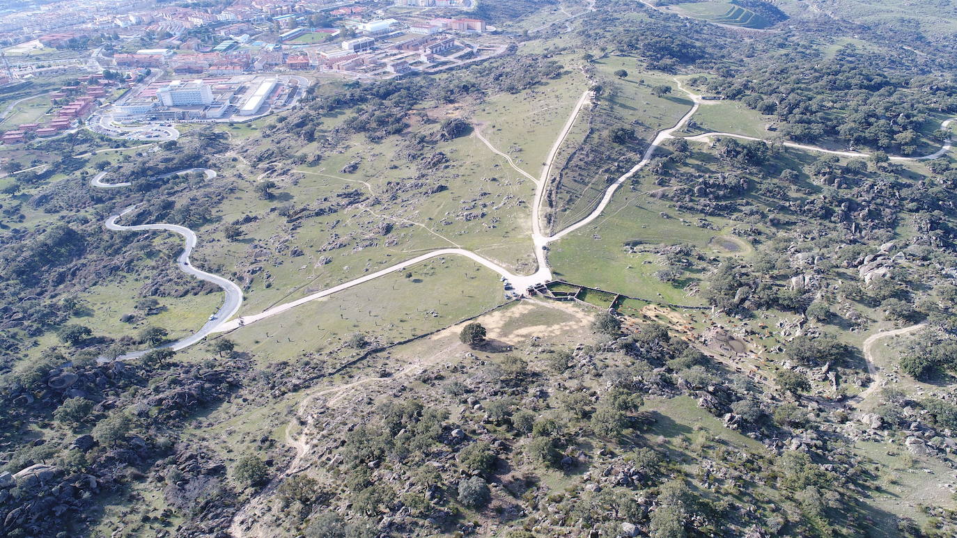 Plasencia. Una cueva, un mirador, un sendero quemagrasas, unas esculturas labradas en la roca, una ermita con tres caminos... Valcorchero es ideal para caminar y pedalear. 