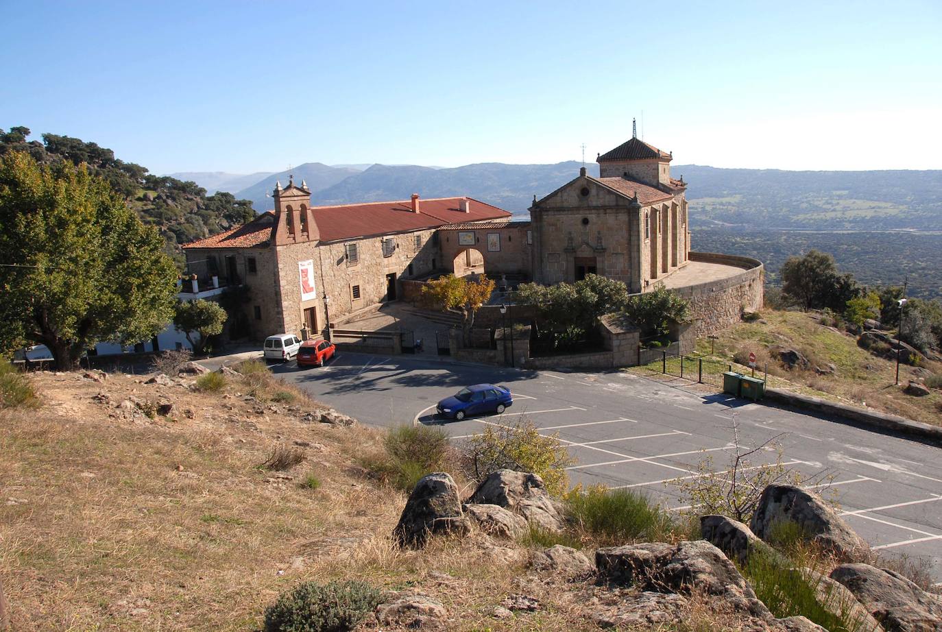 Plasencia. Una cueva, un mirador, un sendero quemagrasas, unas esculturas labradas en la roca, una ermita con tres caminos... Valcorchero es ideal para caminar y pedalear. 