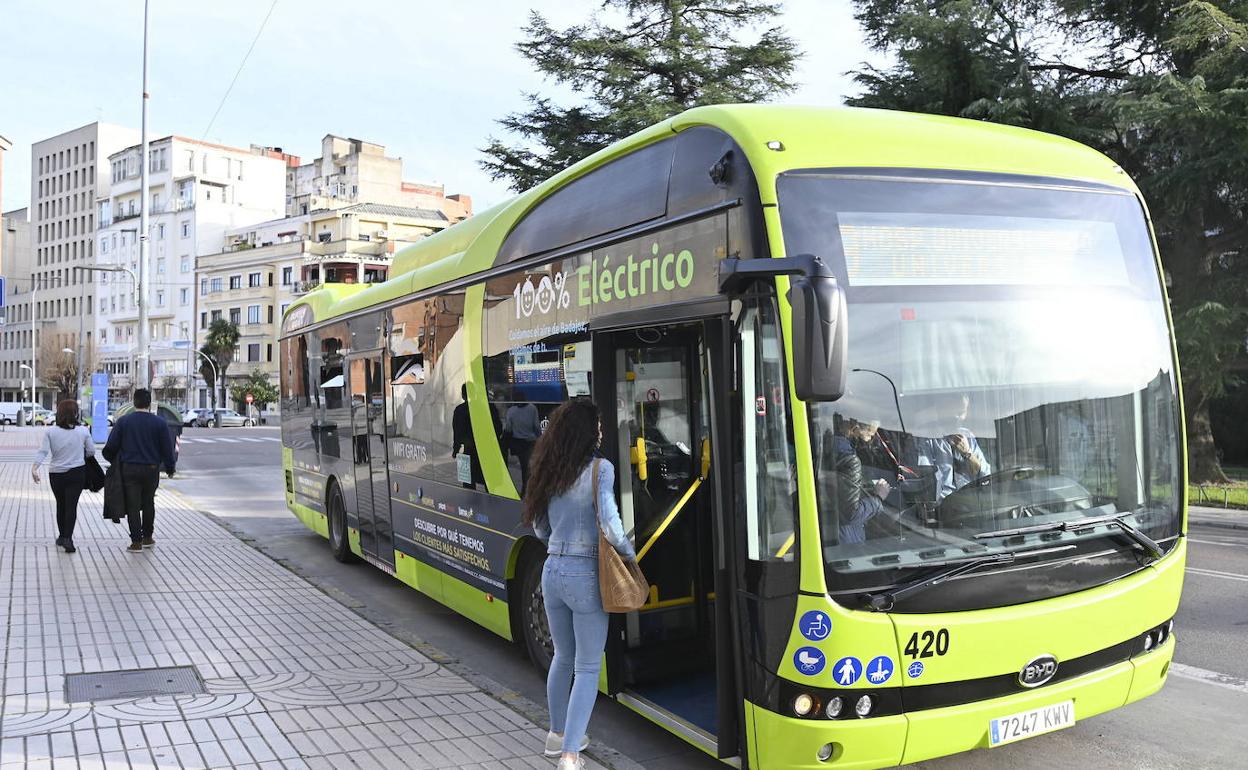Un autobús urbano en la parada de la plaza de la Libertad, donde están las oficinas de Tubasa. 