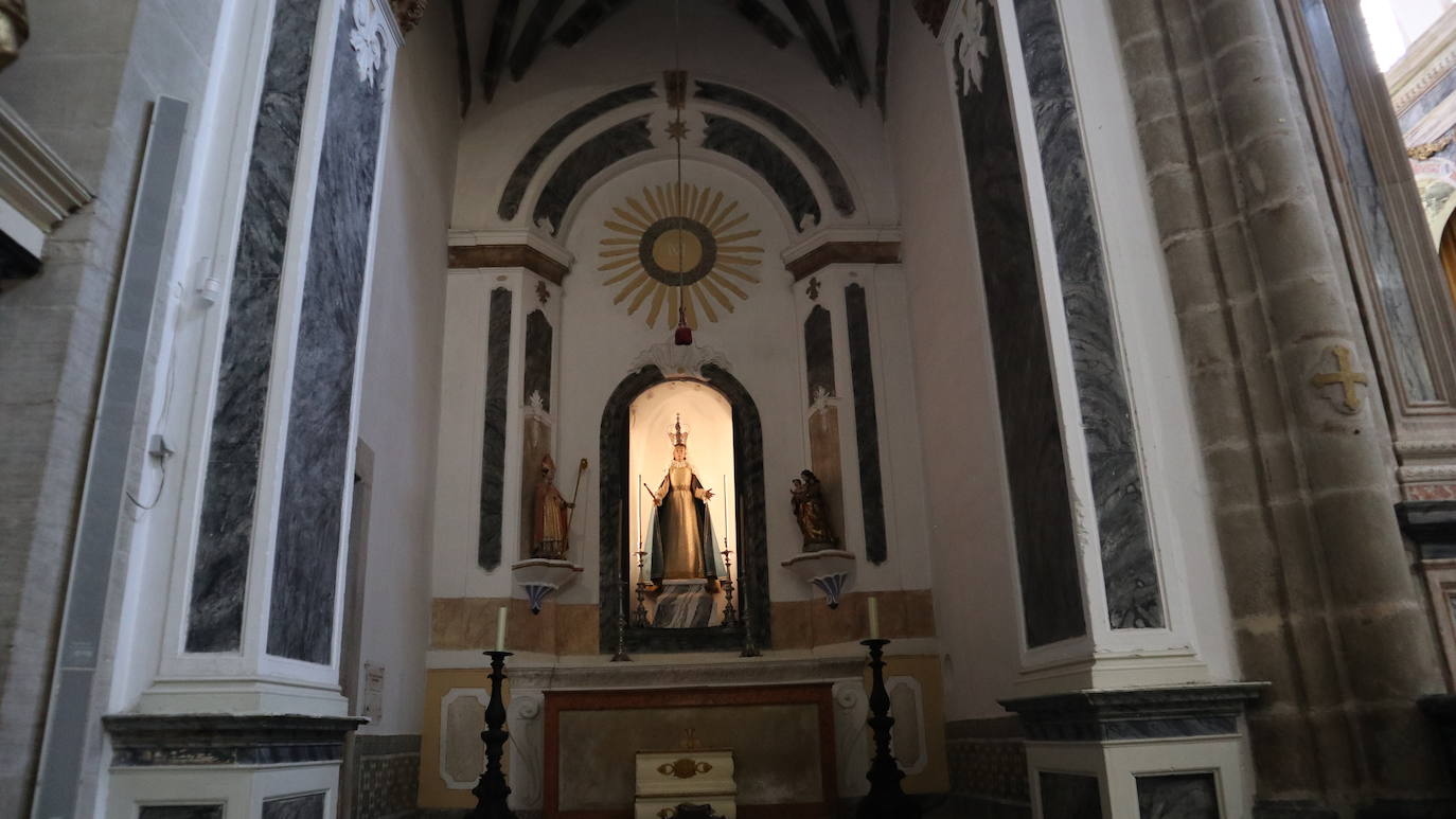 Una de las capillas de la antigua catedral. 