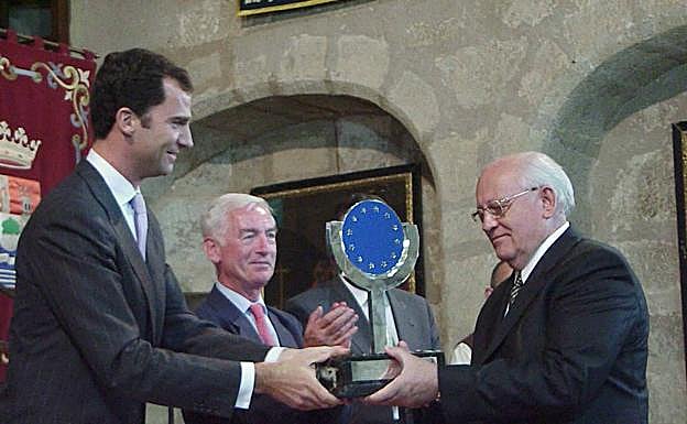 El entonces Príncipe de Asturias entregando el Premio Carlos V a Gorbachov en el Monasterio de Yuste. 