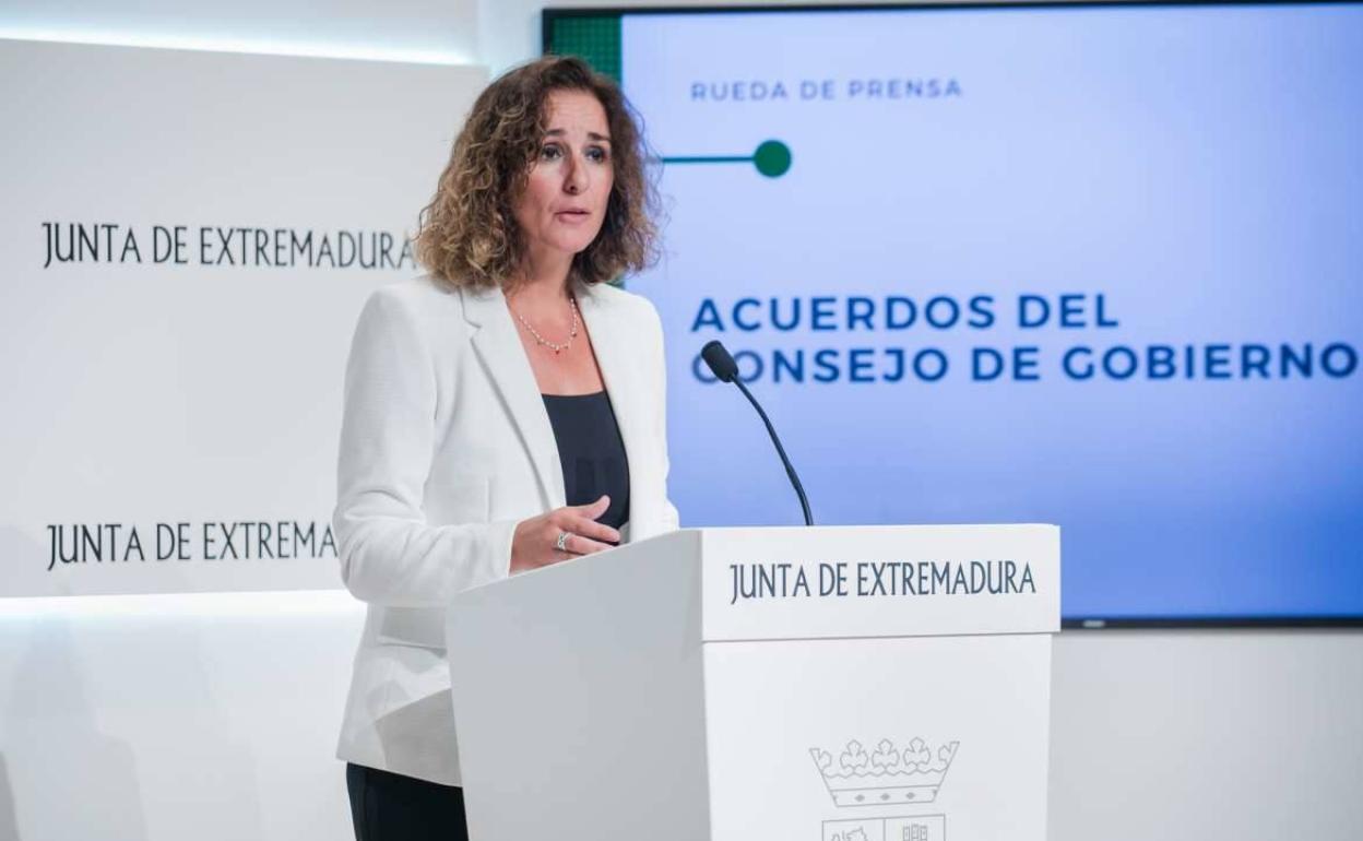 La consejera de Transición Ecológica, Olga García, durante el anuncio de la aprobación del decreto del litio. 