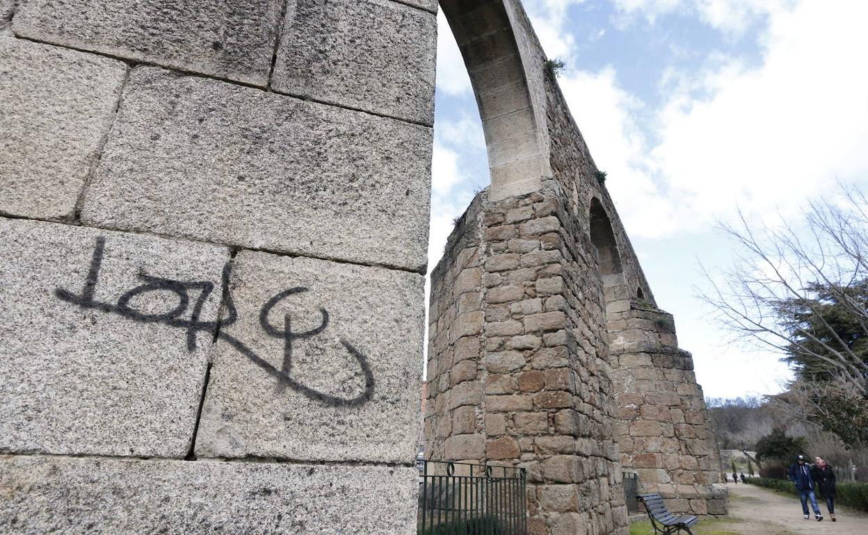 Pintada de 'Loky' en uno de los pilares del acueducto, uno de los elementos del patrimonio que dañó. 