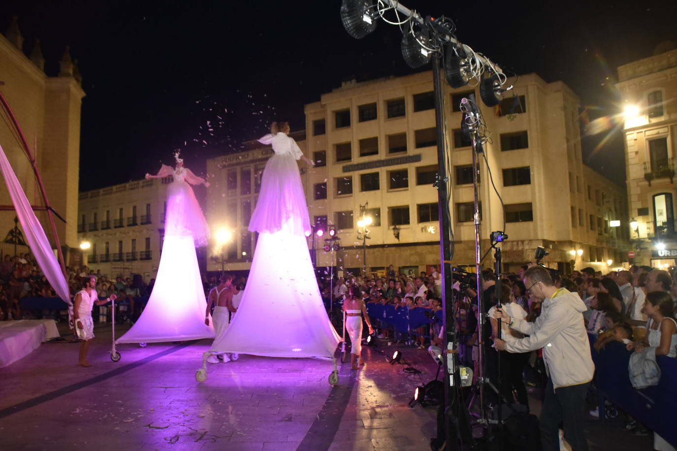 Fotos: Los pacenses disfrutan de la Noche en Blanco