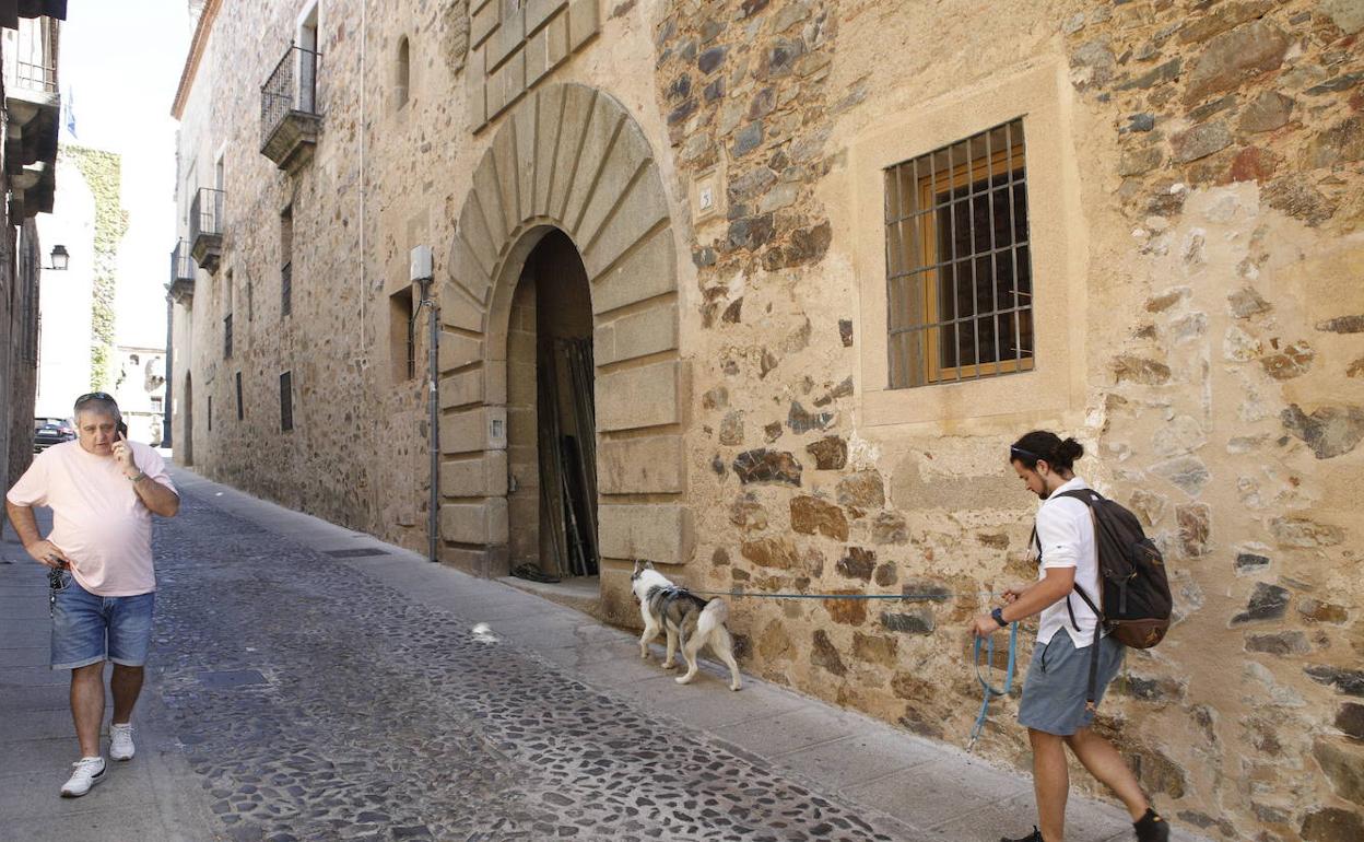 Fachada principal de la Casa Paredes-Saavedra, situada en la calle Ancha, a escasos metros del hotel de Atrio. 