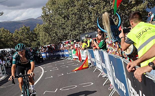 Galería. Subida del pelotón al alto del Piornal. 