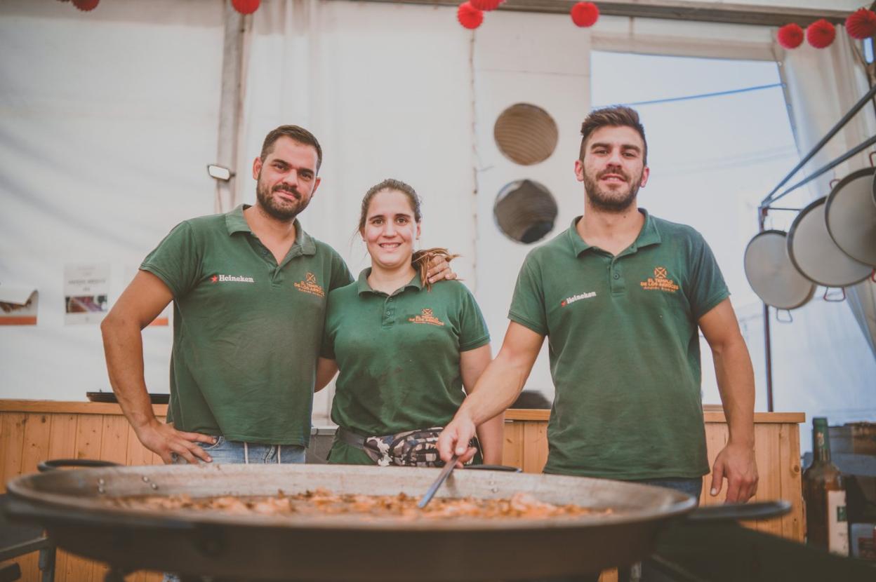 Andrés Álvarez, a la derecha, preparando el último arroz de la Feria. 