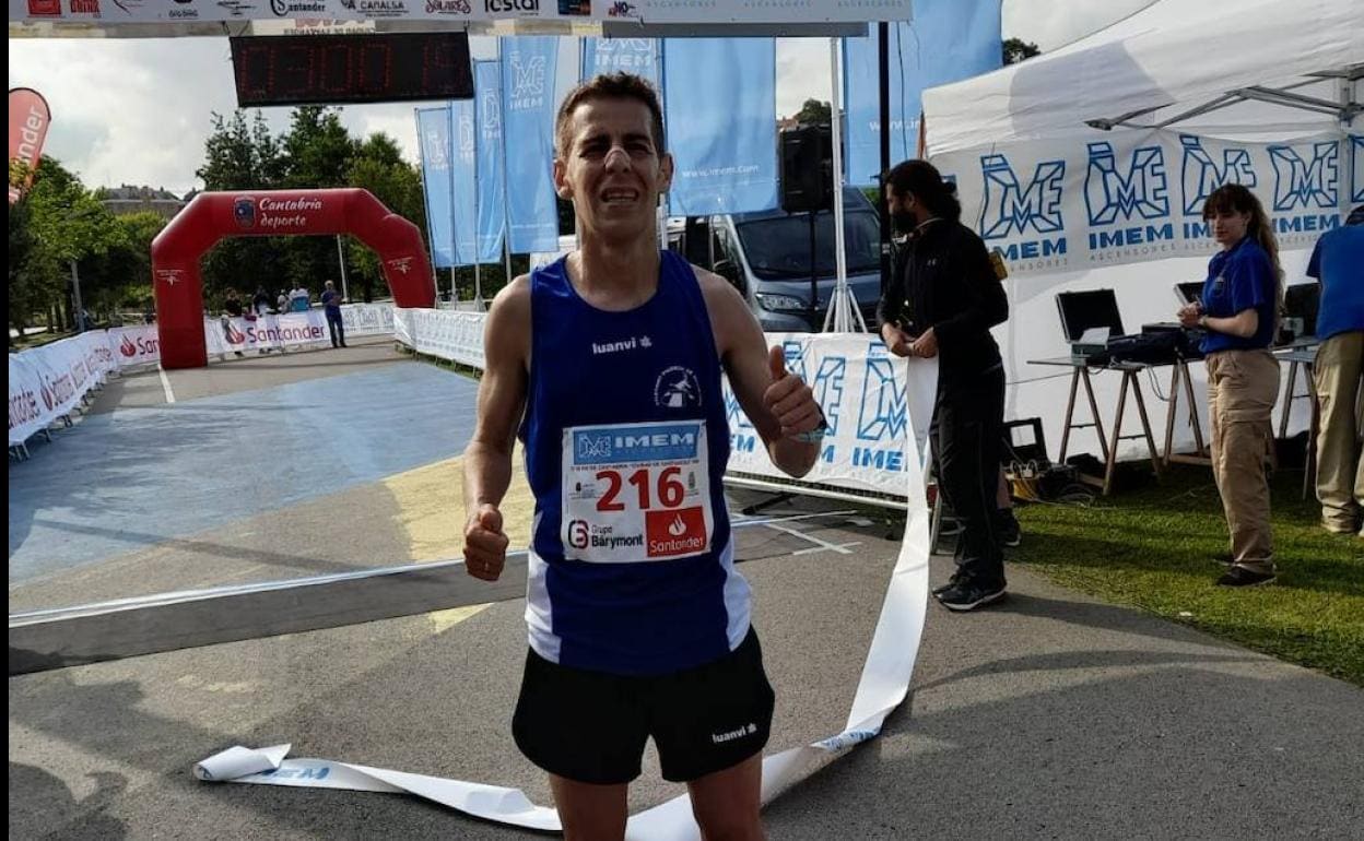 Carlos Gazapo cruza la meta como campeón de España de 50 Km. 