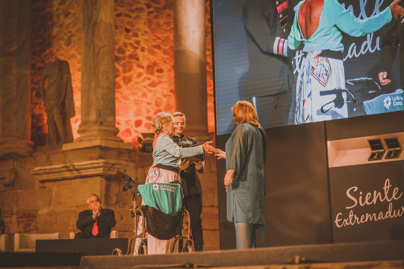 Fotos: Acto de entrega de las Medallas de Extremadura en el Teatro Romano