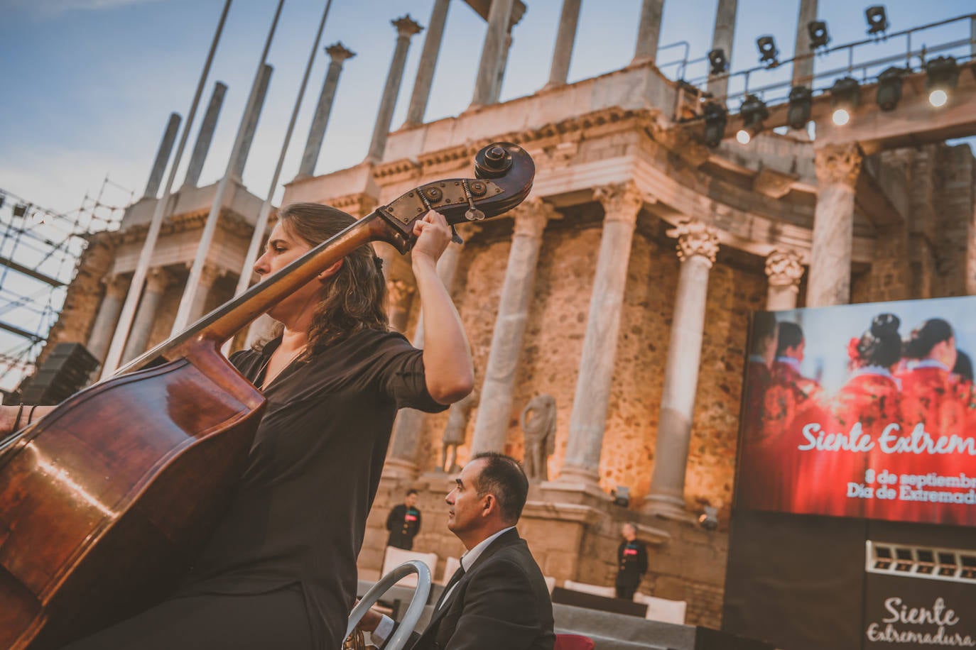 Fotos: Acto de entrega de las Medallas de Extremadura en el Teatro Romano