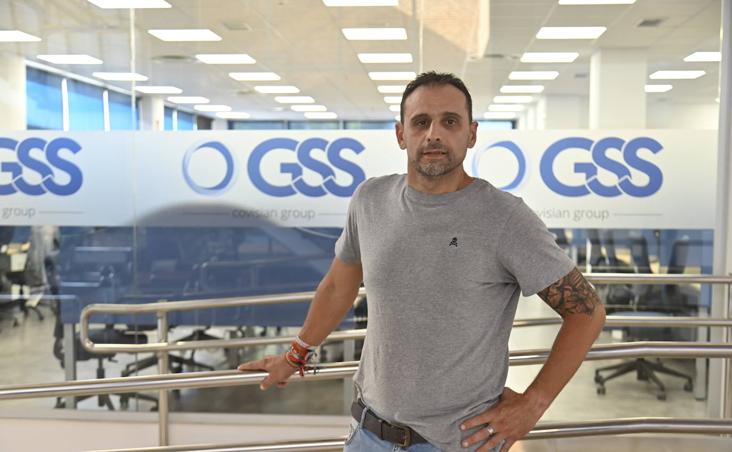 Luis Miguel posa delante de la sala de ordenadores donde trabaja. 