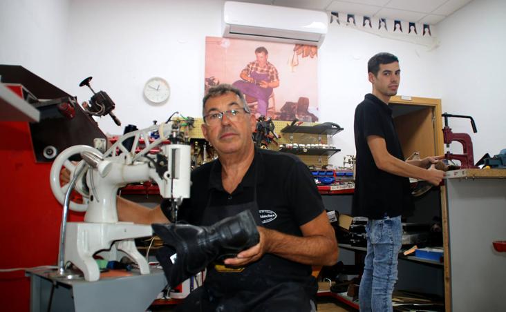Juan y su hijo Daniel, dos generaciones de zapateros en el mismo taller. 