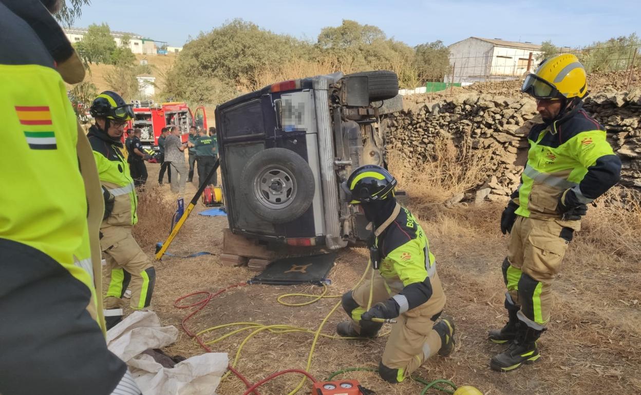 El vechículo ha quedado volcado sobre el lateral del conductor.