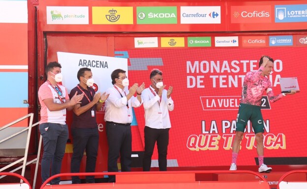 Podio del final de etapa en el Monasterio de Tentudía