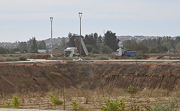 Los camiones vierten las bañeras llenas de tierra en la nueva urbanización.