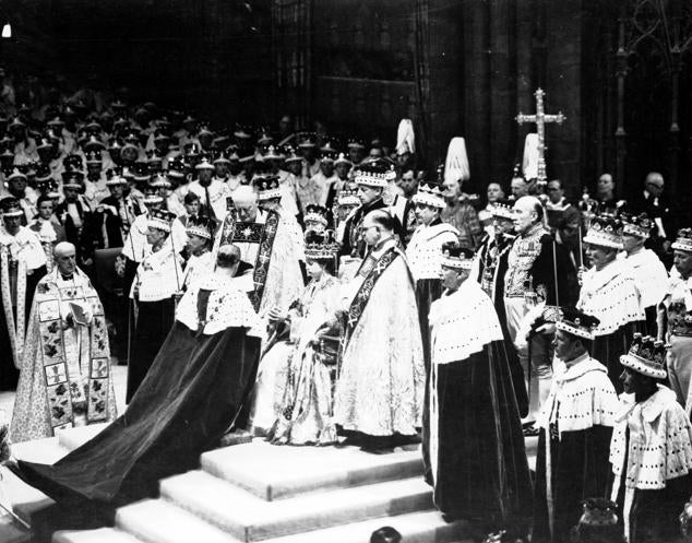 El duque de Edimburgo sitúa su mano entre las de su esposa, la reina Isabel II, durante la ceremonia de coronación en la Abadía de Westminster, el 2 de junio de 1953.