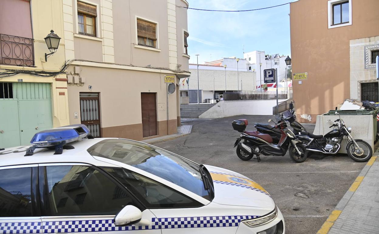 La comisaría de la Policía Local está a 40 metros de la Plaza de Santa María. 