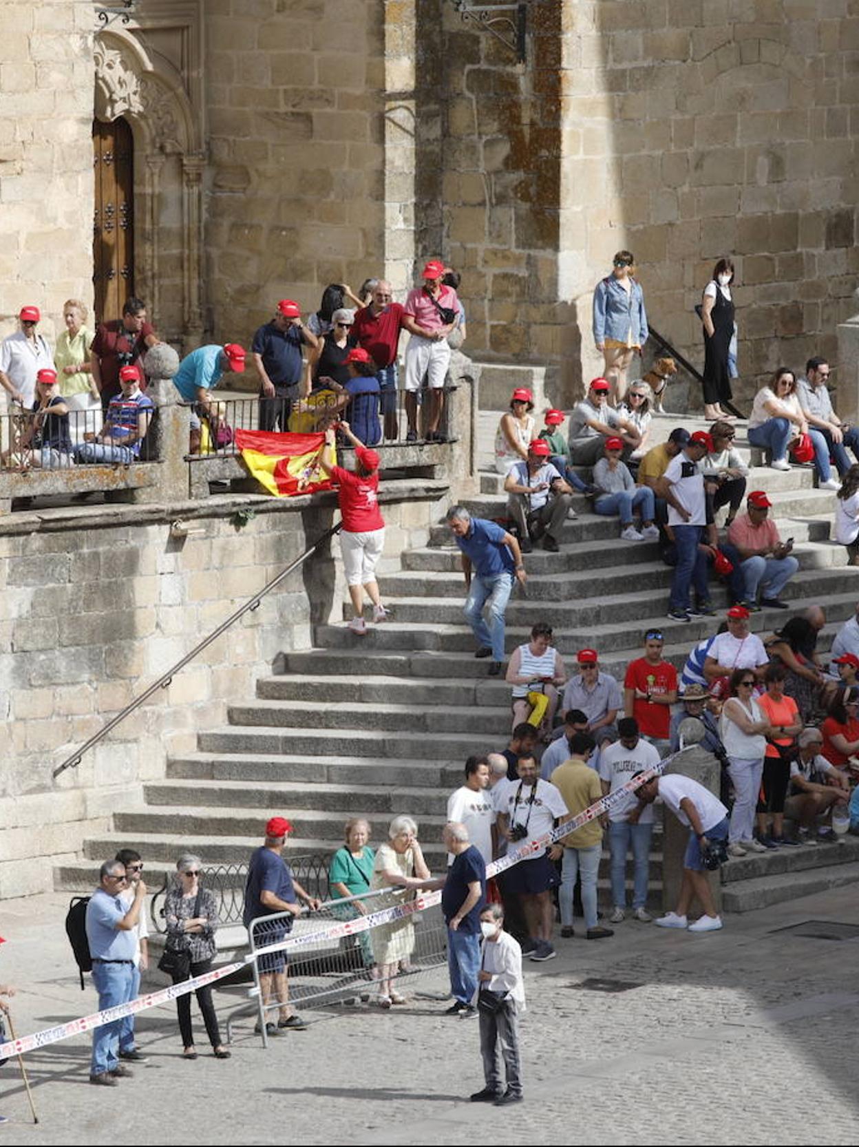 Público en la plaza Mayor de Trujillo. 