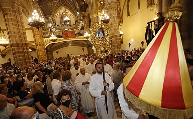 Aspecto del interior de la basilica del monasterio de Guadalupe.
