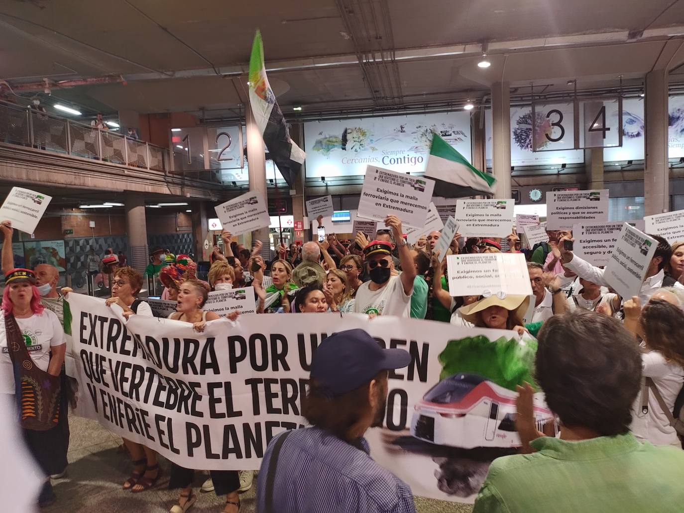 Fotos: La manifestación en Madrid por un tren digno para Extremadura