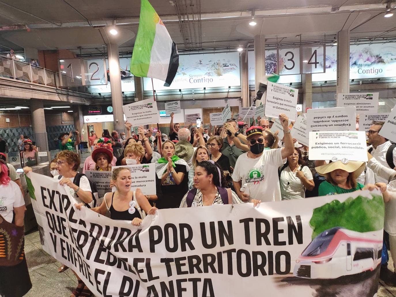 Fotos: La manifestación en Madrid por un tren digno para Extremadura